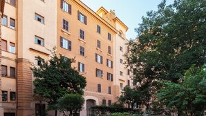 Un immeuble à plusieurs étages, doté d’une façade beige, de nombreuses fenêtres et d’une entrée centrale.