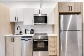 Private kitchen - Stylish & Bright Modern Home (Montréal)