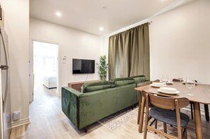 Dining - Stylish & Bright Modern Home (Montréal)