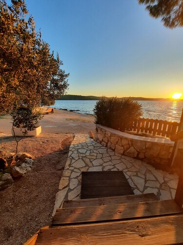 Mobilehome in Pirovac , 1. Reihe am Meer