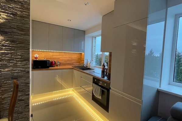 ثلاجة، ميكروويف، فرن، موقد طهي مسطح