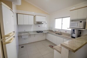 Departamento básico | Cocina privada | Refrigerador, microondas y utensilios de cocina 