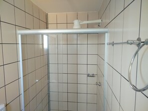 Apartamento básico | Baño | Ducha, secador de pelo y papel higiénico
