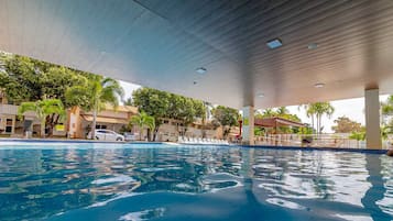 6 piscinas externas, guarda-sóis, espreguiçadeiras