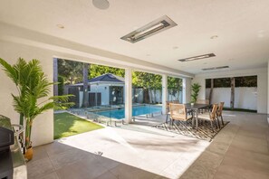 Outdoor dining - Casa Estrella by Oraklus (Los Angeles)