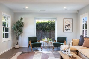 TV, offices - Casa Estrella by Oraklus (Los Angeles)