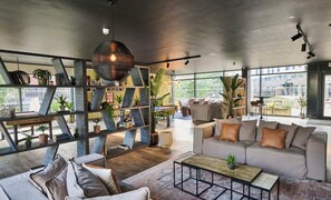 Coin salon dans le hall