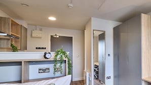 Un appartement moderne comprenant une cuisine, un coin repas et un salon.