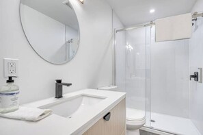 Regadera, secadora de cabello, toallas, jabón 