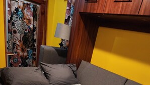 Una cama con un edredón estampado en zigzag, dos almohadas y un cabecero.