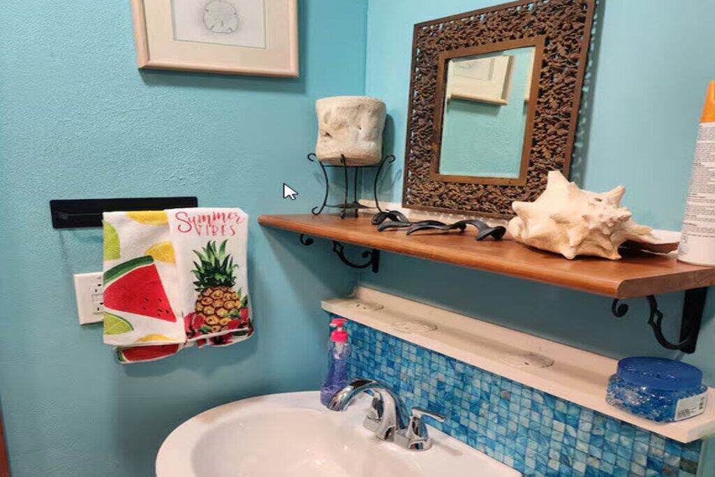 Een douche, een haardroger, handdoeken, zeep