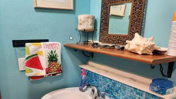 Een douche, een haardroger, handdoeken, zeep