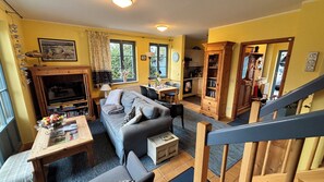 Smart-tv, een open haard en boeken