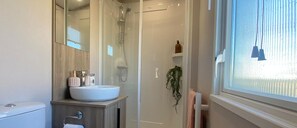 Een douche, een haardroger, handdoeken, zeep