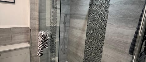 Regadera, toallas, papel de baño