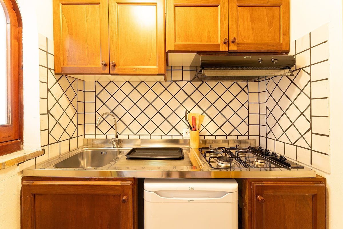 Refrigerador, placa de cocina, cafetera expreso, utensilios de cocina