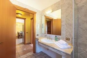 Douche, séchoir à cheveux, serviettes fournies