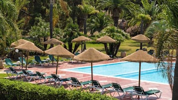 Piscina stagionale all'aperto, ombrelloni da piscina, lettini