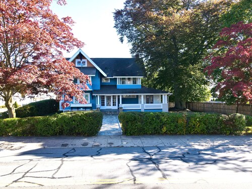 Charming Colonial for Events! – Perfect for Family Reunions and Group Getaways!