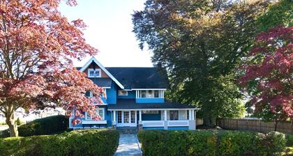 Charming Colonial for Events! – Perfect for Family Reunions and Group Getaways!
