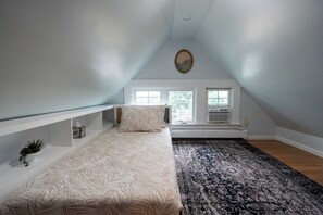 6 bedrooms, desk, iron/ironing board, travel crib