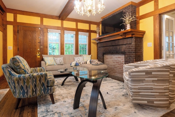 تلفزيون ذكي بحجم 55-بوصة يعرض قنوات تلفزيونية رقمية، تلفزيون، خدمات بث