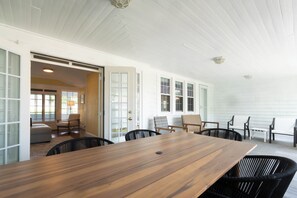Outdoor dining - Charming Colonial for Events! – Perfect for Family Reunions and Group Getaways! (Bridgeport)
