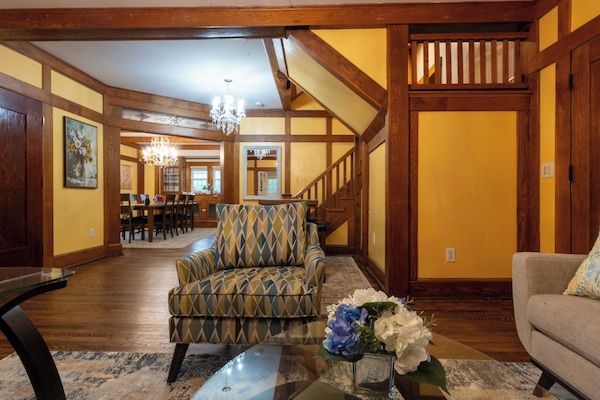 تلفزيون ذكي بحجم 55-بوصة يعرض قنوات تلفزيونية رقمية، تلفزيون، خدمات بث