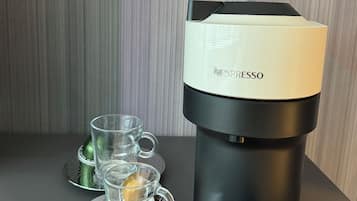 Eine Nespresso-Kaffeemaschine mit einem Krups-Kaffeekocher auf einem Tisch.