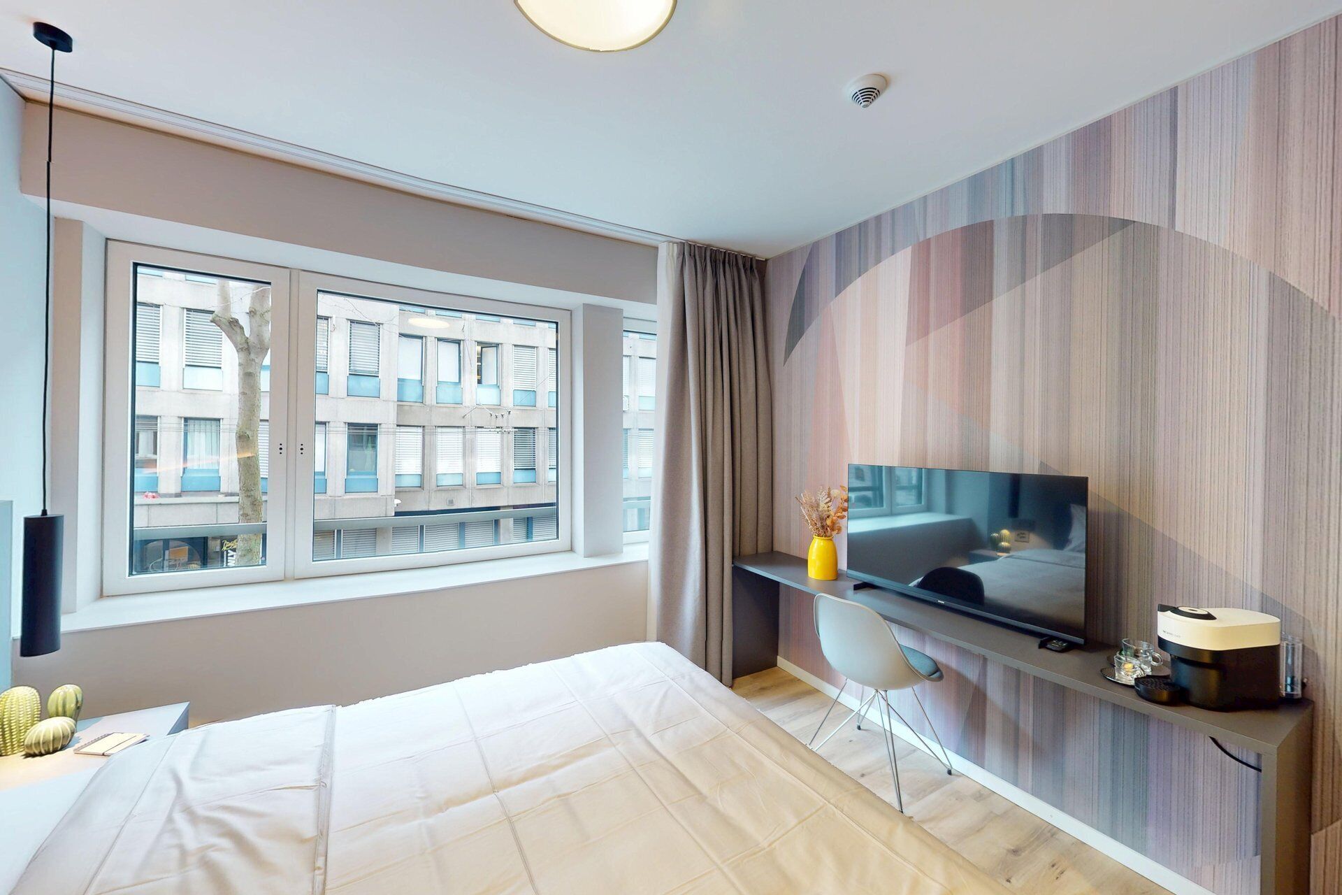 Minibar, desk, laptop workspace, free WiFi