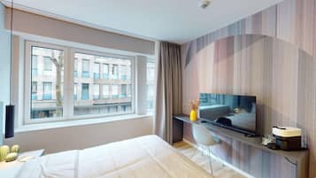 Minibar, desk, laptop workspace, free WiFi