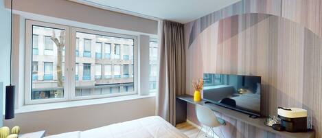 Minibar, desk, laptop workspace, free WiFi