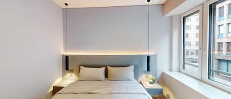Minibar, escritorio, espacio para trabajar con laptop y wifi gratis