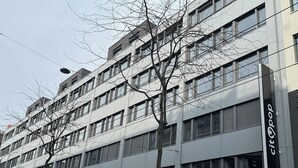 Een meerlaags gebouw met een modern architectonisch ontwerp, met verschillende ramen en borden voor bedrijven zoals Masterwork en Education Global Study.
