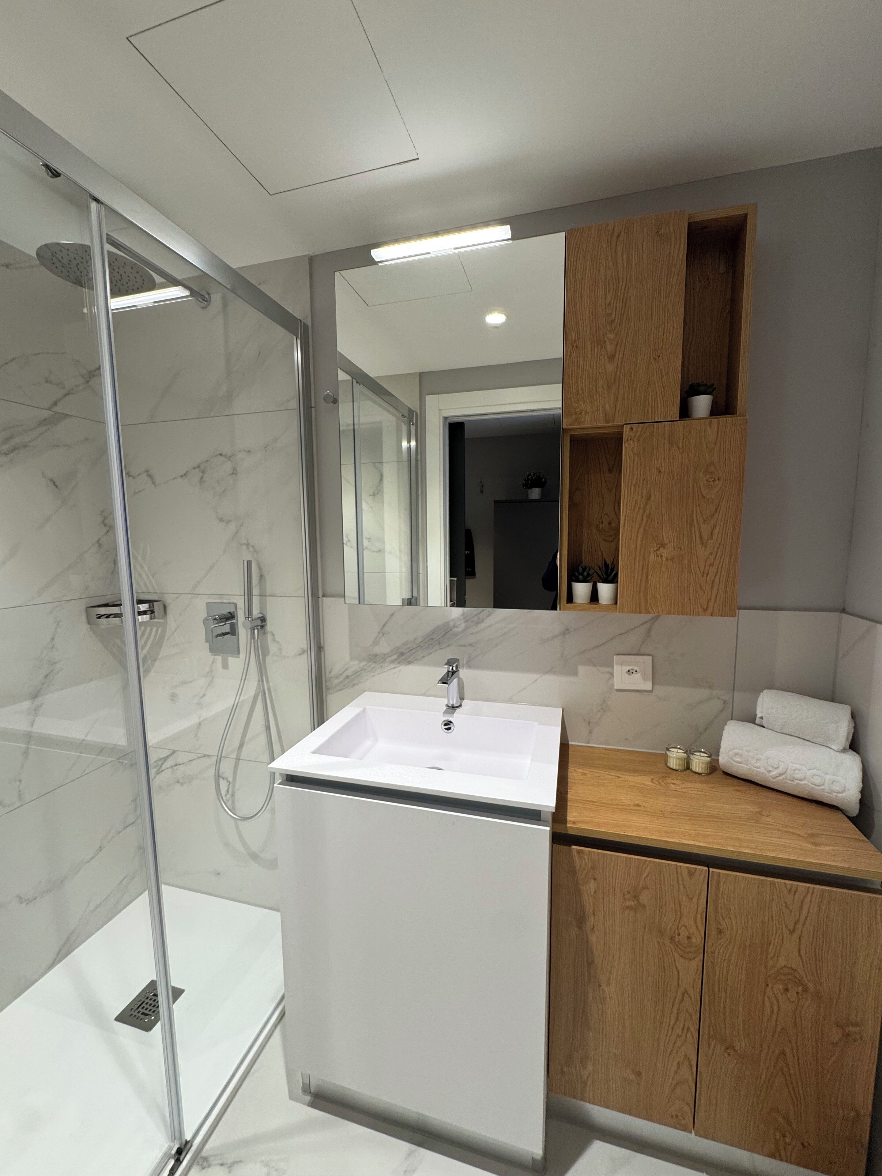 Comfort-Doppelzimmer, Stadtblick | Badezimmer | Dusche, kostenlose Toilettenartikel, Haartrockner, Handtücher