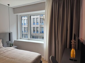 Minibar, escritorio, espacio para trabajar con laptop y wifi gratis 