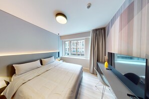 Comfort tweepersoonskamer, uitzicht op de stad | Een minibar, een bureau, een laptopwerkplek, gratis wifi