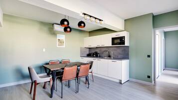 Appartement, 2 chambres | Cuisine privée | Bouilloire électrique, grille-pain, tables à manger