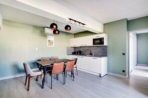 Departamento, 2 habitaciones | Cocina privada | Tetera eléctrica, tostadora y comedor 