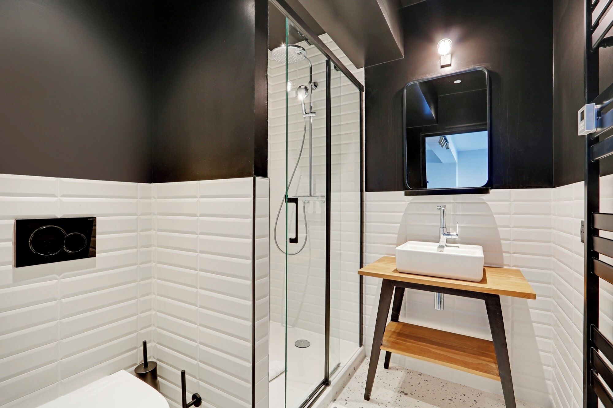 Apartamento, 1 habitación | Baño | Ducha, artículos de higiene personal gratuitos y secador de pelo
