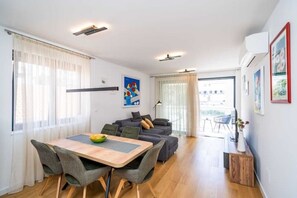 TV - Apartment Martina - One Bedroom Apartment with Balcony (Lapad)