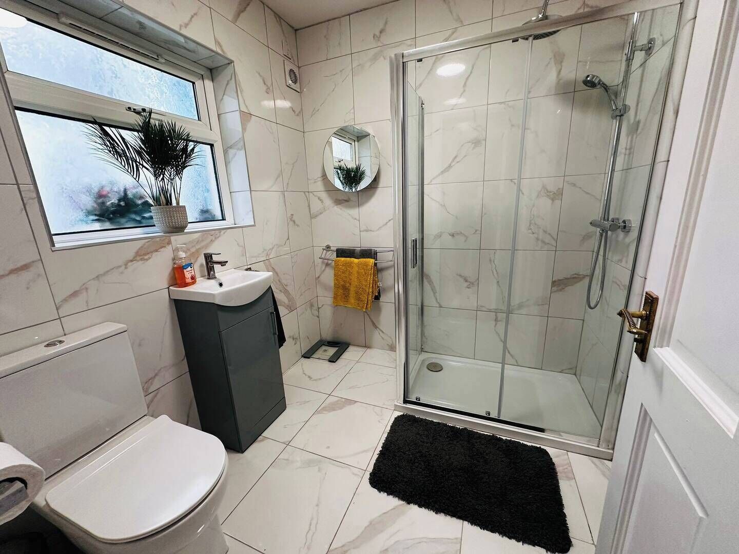 Rumah | Kamar mandi | Kombinasi shower/bathtub, bathtub besar,  dan perlengkapan mandi gratis