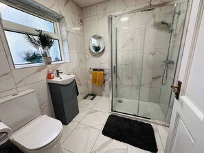House | Bathroom | Combined shower/tub, deep soaking tub, free toiletries, hair dryer - Belfast Gaeltacht Quarter - 2 Beds - Sleeps 4 (Belfast)