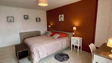 2 bedrooms, travel crib, free WiFi, bed sheets