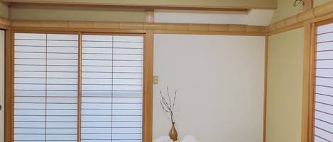 4 bedrooms, desk, iron/ironing board, free WiFi