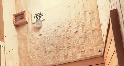 Cozy 5 room house in Tokyo, 2 minutes from station. WiFi, Netflix, Full Kitchen.