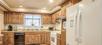 2 Rubi Place - Lake Cortez Lakefront Sleeps 10 in Hot Springs Village Golf and