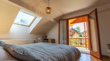 4 chambres, bureau, fer et planche à repasser, lit parapluie