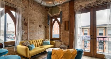 Welcome to Black Palace-B! A beautiful downtown loft with easy access to everyth