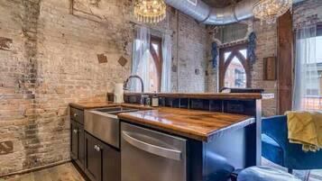 Frigorifero, microonde, forno, piano cottura